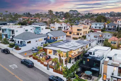 Image de Steps to Beach+Shops, Oceanview, Hot Tub+Firepit | Moonlight Modern by AvantStay