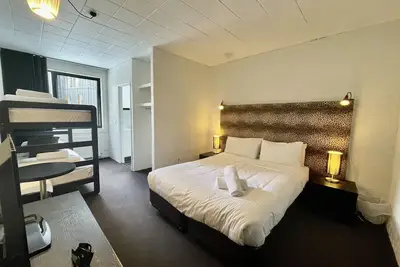 Image de Centrally located studio room ski in/ski out in normal snow conditions. Fab spot