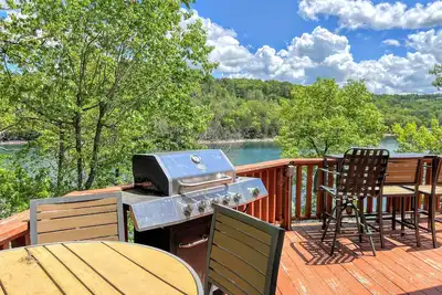 Image de Dog-friendly home with serene views of Beaver Lake, 2 living areas & bunk room