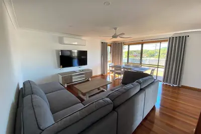 Image de The Rocks Family entertainer, just 10-min walk to town & beach!