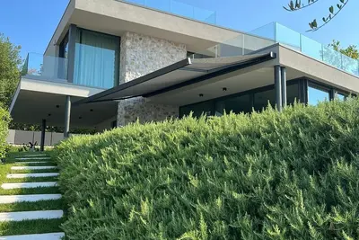 Image de Elegante Luxusvilla mit Pool und Spektakulärer Aussicht auf den Gardasee