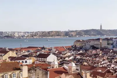 Image de \"Modern Flat with Balcony Overlooking Tagus River, Near Castelo