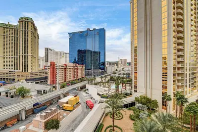 Image de Partial Strip View Mgm Studio w\/ Balcony 09617