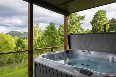 Image de Skip’s Hideaway: Mountain retreat for 10 with hot tub, game room, double decks, and Ev charger.