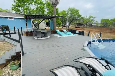 Image de Ranch house, cottage, pool, deck, small basketball court, private gated entrance