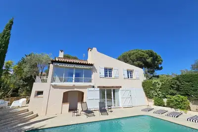 Image de Maison pour 8 personnes en tout confort, au calme, avec piscine, à Boulouris