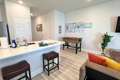 Image de Family and Pet Friendly. Drive to beaches. 1-Gig Internet. Brand new home.
