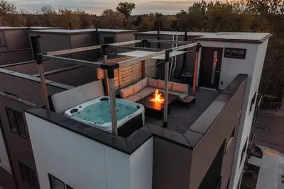 Image de Boise townhouse with rooftop hot tub and fire pit. Close to downtown!