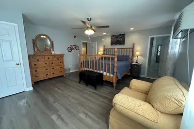 Image de Room 5 - The Inn at Dirickson Creek -- King bed, Two twins, Perfect for Families