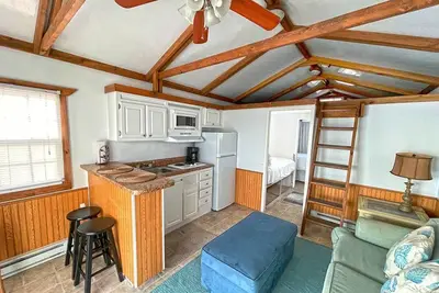 Image de 1. 5 Bedroom, 1 bath with back deck. Pet friendly with 2 Queen and 2 twin beds.