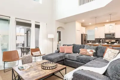 Image de 5br Themed Home - Private Pool, Prime Location