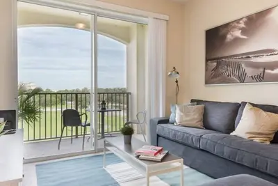 Image de Central Elegance-Spacious, Beautifully Decor Condo