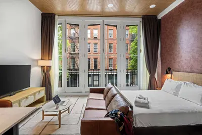 Image de Sosuite | 2Bed Apt w Juliet Balcony, Den, Laundry