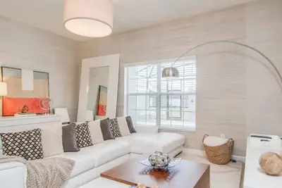 Luxury Oasis - Private Pool, Prime Location