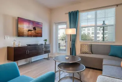 Image de Prime Location-Spacious Condo for 8 Guests