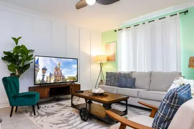 Vibrant, Themed Home, Prime Location