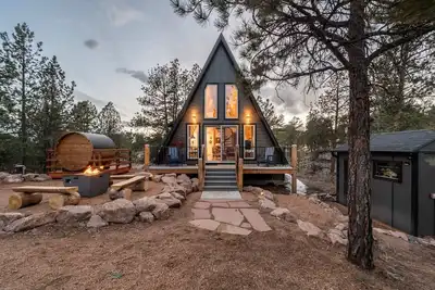 Image de Cozy A-Frame Cabin | King Bed | Fire Pit