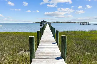 Image de Sunrise Sound Cottage-Waterfront Home w\/ Dock