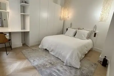 Modern apt Canal St Martin/république