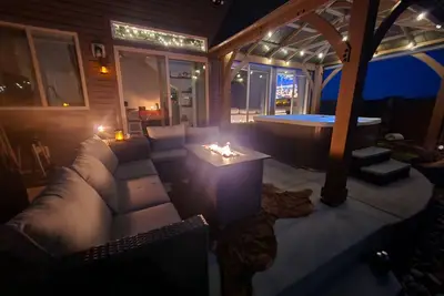 Image de 4Bed/3. 5Bath with Hot Tub/Spa, Firepit, Patio, and Bbq