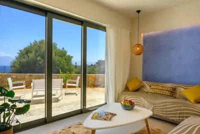 Image de Heartwood Suite w Shared Pool by Roots Suites