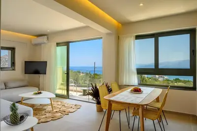 Image de Crown Suite w Shared Pool by Roots Suites