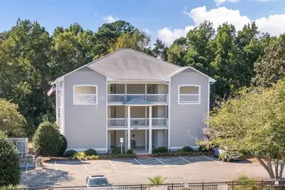 Image de 2bd 2 Ba in exclusive St. James w\/ pool. Easy access to Oki Beaches & Southport!