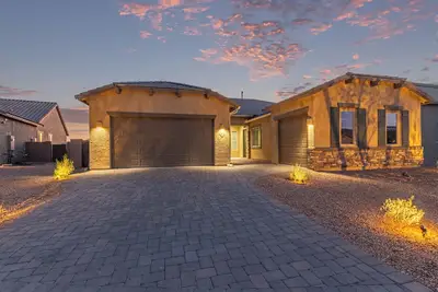 Image de Modern Elevated Retreat in a Brand New Master Community