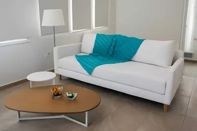 Image de Aristotelia Gi Studio - Cozy Poolside Bliss