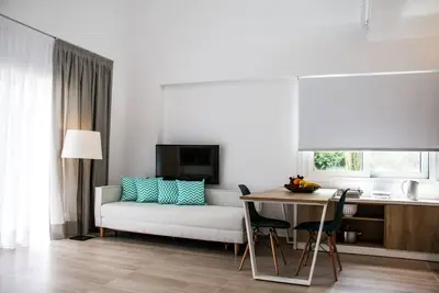 Image de Aristotelia Gi Ikies - Cozy Poolside Suite