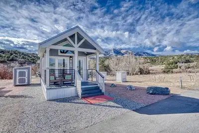 Image de Park Model Cabin - Twin Loft - One queen bed in the private bedroom, with two twin beds in the open loft.  
