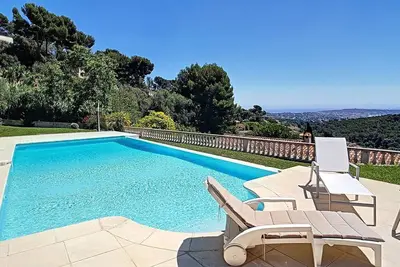 Antibes, Villa Avec Belle Piscine, Jacuzzi 3 Chambres Parkings