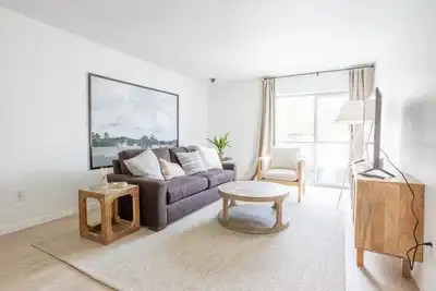Image de Modern, Sunlit Condo Near Uf - Walkable Location!