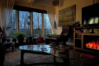 Image de Dog loving, heated salt water pool, New Paltz retreat in the woods.