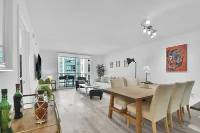 Image de Club at Brickell Bay 1 Bedroom 22nd Floor Deep Balcony City and Bay Views