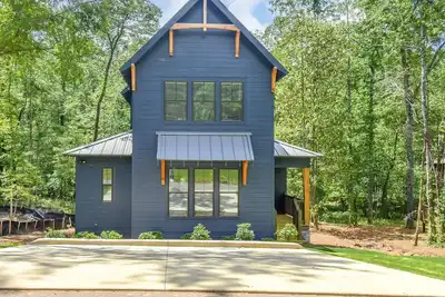 Image de Lake Martin, Neighborhood Pool and Hot Tub! Pet Friendly, Sleeps 12!