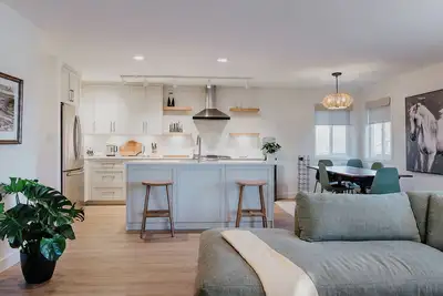 Image de Prairie Cottage, Aldergrove, Bc — Tranquil country retreat with stunning views