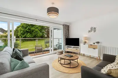 Image de 25 Coedrath Park - Sea Views from Balcony, Short Walk to Beach, Parking