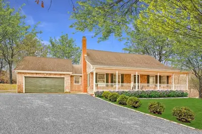 Image de 10 minutes to Coopers beach. Stylish Southampton Retreat on 1. 6 acres with deck.