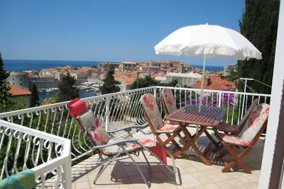 Image de 2 minutes distance to the old town with beautiful view from spacious terrace!