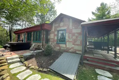 Image de Quaint 2br\/1ba cottage on private lake w\/hot tub. Walk to Lake Erie\/ Gotl Strip