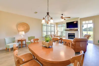 Image de Spacious Springfield Home w/ Golf Course View!