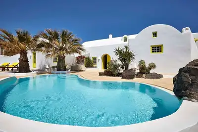 Image de Splendid Santorini Villa | 3 Bedrooms | Villa Cascada | Amazing Volcano and Caldera Views | Private Pool & Hot Tub | Bbq | Oia