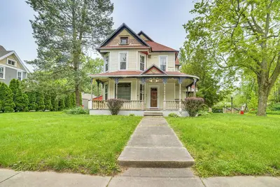 Image de Charming Champaign Victorian w/ Deck!