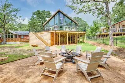 Image de Dock & Fire Pit: Lakefront Home in Malakoff!