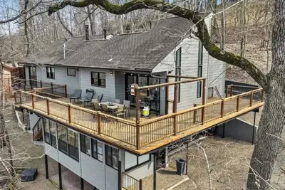 Image de Quiet Lake Front House that is close to Downtown Rogers Ar
