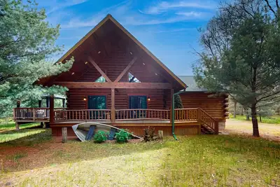 Image de Peaceful log cabin with patio, gas grill, fire pit & Wifi