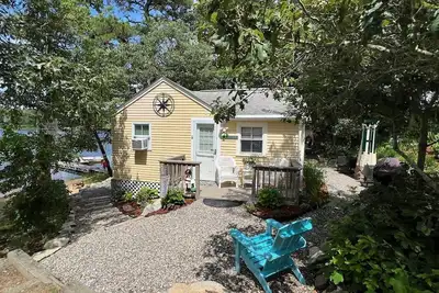 Image de Waterside Eastham Cottage with Quintessential Cape Cod Charm\n
