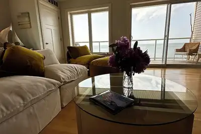 Image de April Morning, 3/3, Spectacular Lakefront Views from a Luxury Spacious Condo! !