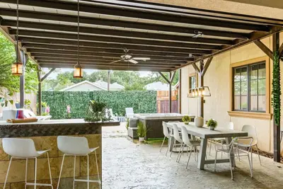 Image de Sizzle & Soak: HotTub w/ Outdoor Kitchen + Grill